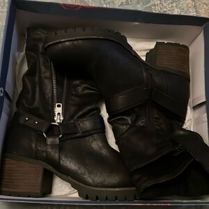 Elegant Black Heeled Boots